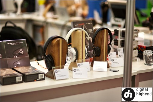 Der neue superkompakte M80 On-Ear Kopfhörer von V-MODA sowie die Kopfhörerstative der spanischen Designmanufaktur EssentialTM wurden ebefalls erstmals auf der High End vorgestellt